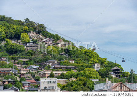 從向井島看到的尾道市景和千光寺山索道。 139746395