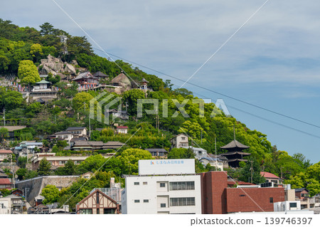 從向井島看到的尾道市景和千光寺山索道。 從向井島看到的尾道市景和千光寺山索道。 139746397