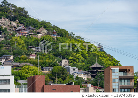 從向井島看到的尾道市景和千光寺山索道。 從向井島看到的尾道市景和千光寺山索道。 139746399