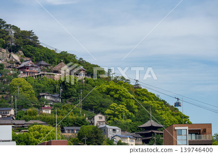 從向井島看到的尾道市景和千光寺山索道。 從向井島看到的尾道市景和千光寺山索道。 139746400