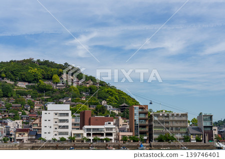 從向井島看到的尾道市景和千光寺山索道。 139746401