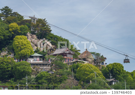 從向井島看到的尾道市景和千光寺山索道。 從向井島看到的尾道市景和千光寺山索道。 139746403