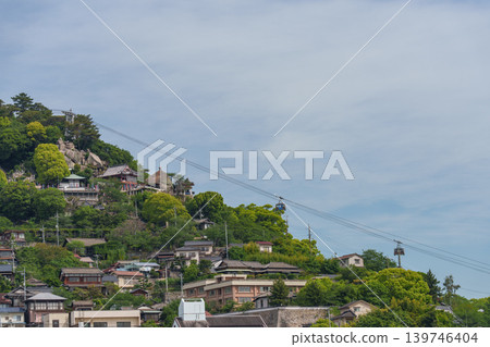 從向井島看到的尾道市景和千光寺山索道。 139746404
