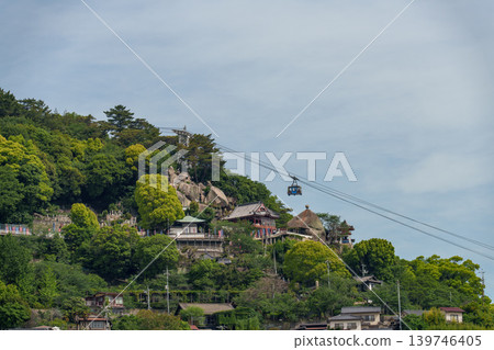 從向井島看到的尾道市景和千光寺山索道。 從向井島看到的尾道市景和千光寺山索道。 139746405