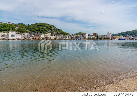 從向島眺望尾道市景和沙灘，以及島波海道。 139746472