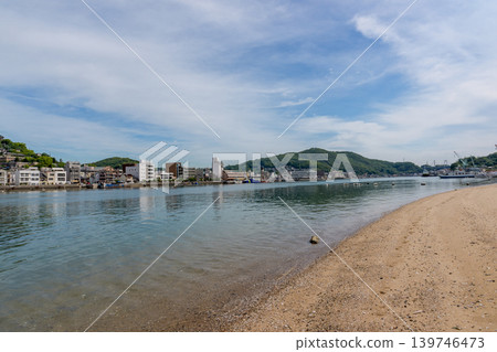 從向島眺望尾道市景和沙灘，以及島波海道。 139746473
