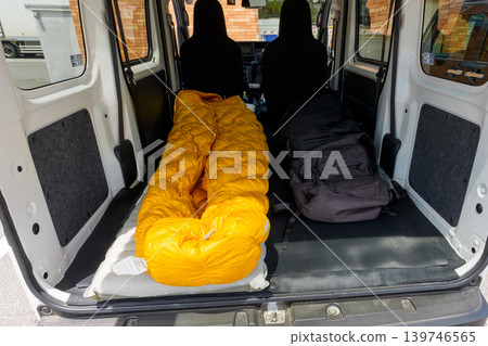 開著小型貨車享受露營的樂趣:戶外活動和旅行的縮影。 開著小型貨車享受露營的樂趣:戶外活動和旅行的縮影。 139746565