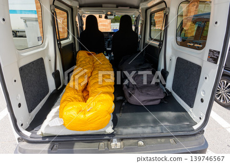 開著小型貨車享受露營的樂趣:戶外活動和旅行的縮影。 開著小型貨車享受露營的樂趣:戶外活動和旅行的縮影。 139746567