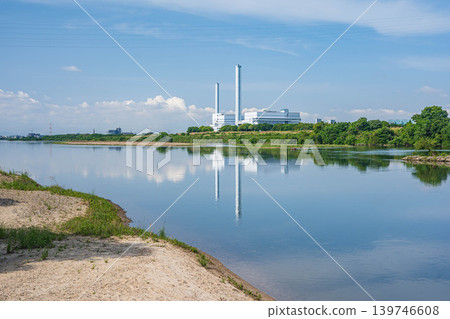Scenery of the Yodo River in early summer; Hirakata City and Takatsuki City, Osaka Prefecture Scenery of the Yodo River in early summer; Hirakata City and Takatsuki City, Osaka Prefecture 139746608