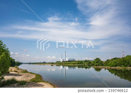 Scenery of the Yodo River in early summer; Hirakata City and Takatsuki City, Osaka Prefecture Scenery of the Yodo River in early summer; Hirakata City and Takatsuki City, Osaka Prefecture 139746612