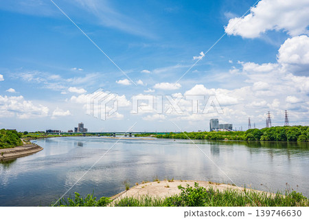 Scenery of the Yodo River in early summer; Hirakata City and Takatsuki City, Osaka Prefecture Scenery of the Yodo River in early summer; Hirakata City and Takatsuki City, Osaka Prefecture 139746630
