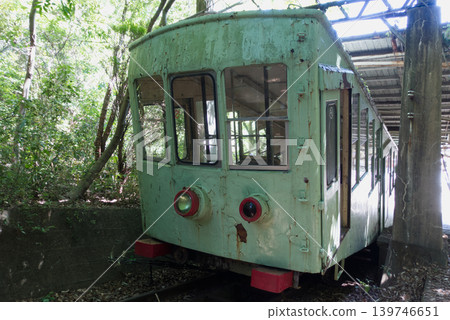 在香川縣高松市,一節保存完好的鐵路車廂(弁慶車)靜靜地停放在原屋島纜車(屋島山地鐵路)的舊址上。 在香川縣高松市,一節保存完好的鐵路車廂(弁慶車)靜靜地停放在原屋島纜車(屋島山地鐵路)的舊址上。 139746651