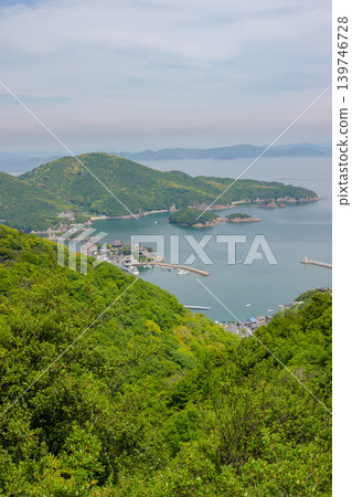 從福山朝日展望台可以欣賞到鞆之浦和瀨戶內海的壯麗景色。 從福山朝日展望台可以欣賞到鞆之浦和瀨戶內海的壯麗景色。 139746728