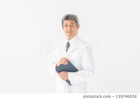 身穿白大褂的醫生，藥片 139746838