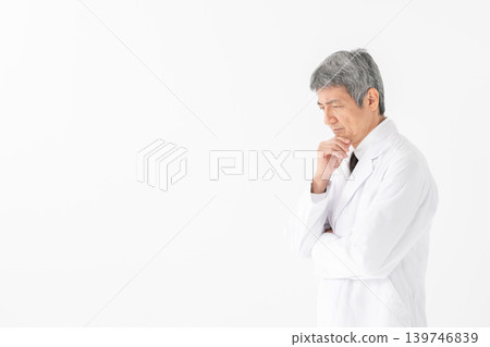 身穿白大褂的醫護人員在思考 139746839