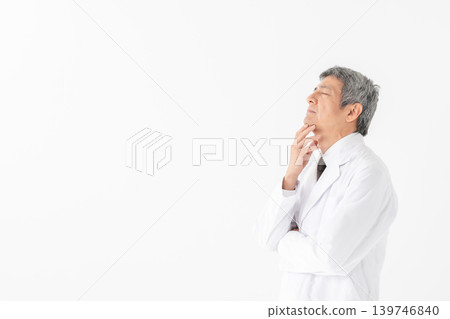 身穿白大褂的醫護人員在思考 139746840