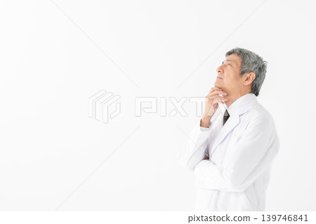 身穿白大褂的醫護人員在思考 139746841