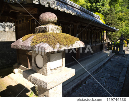 寺廟大門前，一座長滿青苔的石燈籠。 139746888