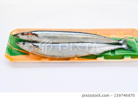 盛放在白色背景上的托盤裡裝著新鮮醃製的秋刀魚。 139746970