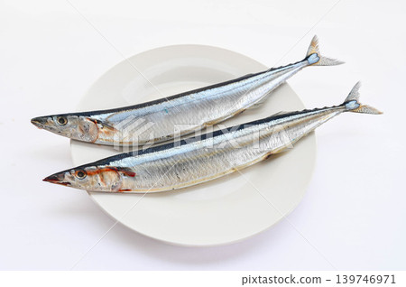 新鮮醃漬秋刀魚，盛於盤中 139746971