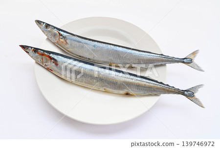 新鮮醃漬秋刀魚,盛於盤中 新鮮醃漬秋刀魚,盛於盤中 139746972