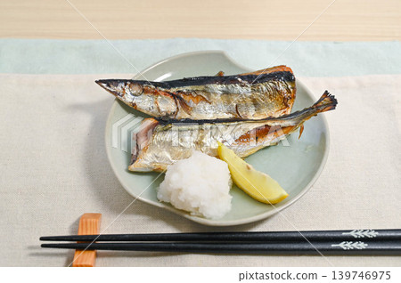 鹽烤秋刀魚配上磨碎的白蘿蔔和檸檬。 139746975
