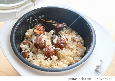 用電飯煲煮栗子飯，栗子皮仍保留。 139746978