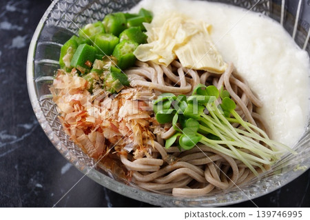 秋葵和磨碎的山藥蕎麥麵 秋葵和磨碎的山藥蕎麥麵 139746995