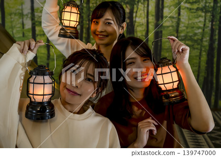 營地裡，提著燈籠的婦女們，女孩們的聚會 139747000