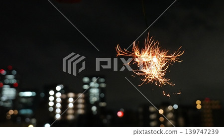 城市景觀和美麗的煙火 城市景觀和美麗的煙火 139747239