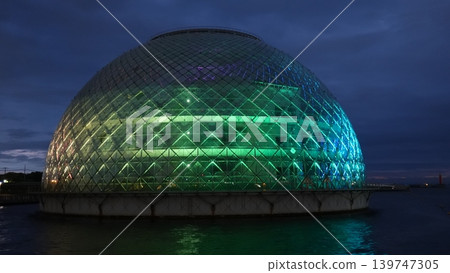 海面上的一座燈光璀璨的圓頂建築 139747305