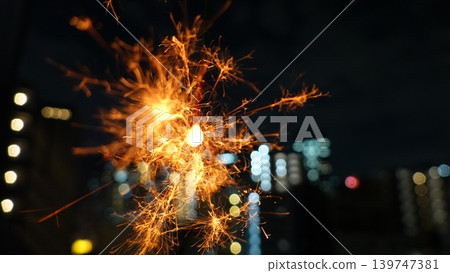 城市景觀和美麗的煙火 城市景觀和美麗的煙火 139747381