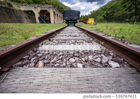 鐵軌、鐵軌、鐵路、廢棄路線、透視、低視角、枕木、石頭、路線、交通、基礎設施 139747411