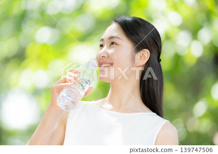 新鮮的綠植、女人、美麗、水 139747506