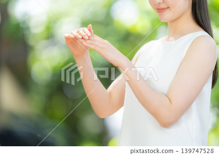 新鮮的綠色植物、女人、美麗、雙手 139747528