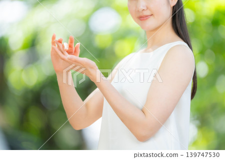新鮮的綠色植物、女人、美麗、雙手 139747530
