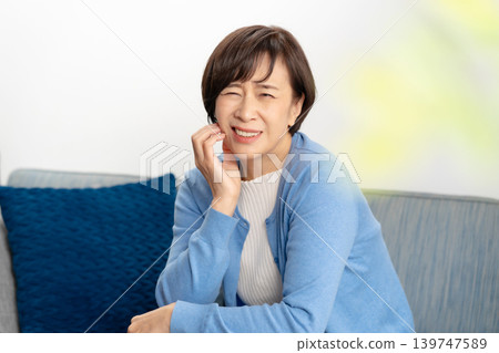 女性下顎牙痛 139747589