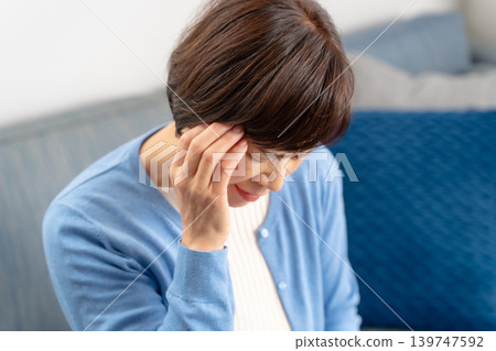 Women: stiff shoulders, stiff neck, headaches Women: stiff shoulders, stiff neck, headaches 139747592
