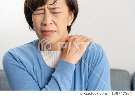 Women: stiff shoulders, stiff neck, headaches Women: stiff shoulders, stiff neck, headaches 139747594
