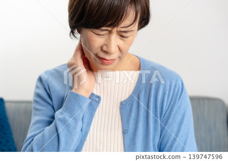 Women: stiff shoulders, stiff neck, headaches 139747596