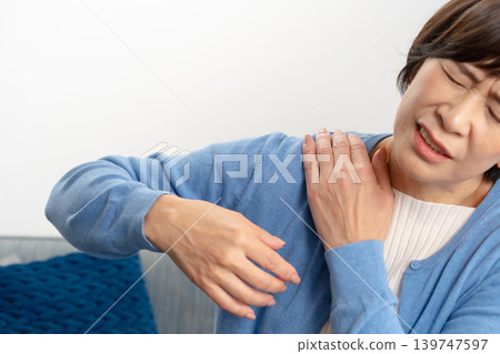 Women: stiff shoulders, stiff neck, headaches Women: stiff shoulders, stiff neck, headaches 139747597