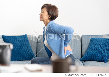 女性腰痛 139747604