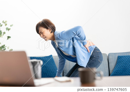 女性腰痛 139747605