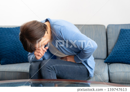 女性肚子痛 139747613