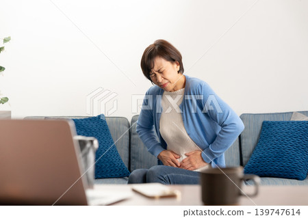 女性肚子痛 139747614
