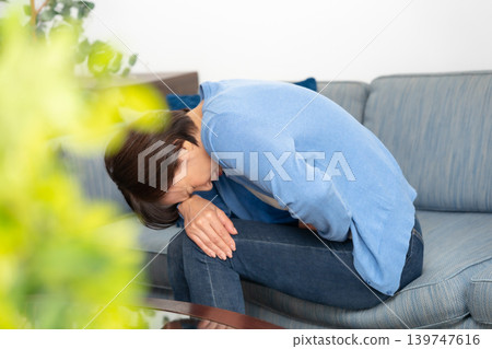 女性肚子痛 139747616