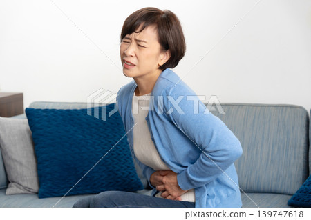女性肚子痛 139747618