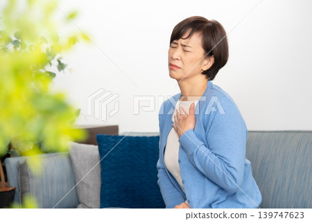 老年婦女出現心悸和呼吸急促的症狀。 139747623