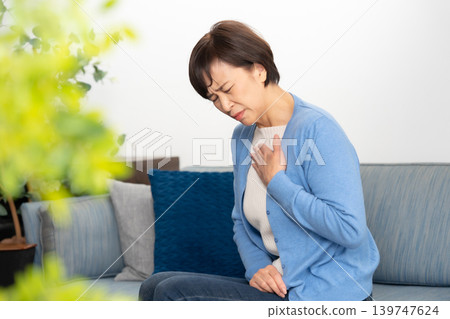 老年婦女出現心悸和呼吸急促的症狀。 老年婦女出現心悸和呼吸急促的症狀。 139747624
