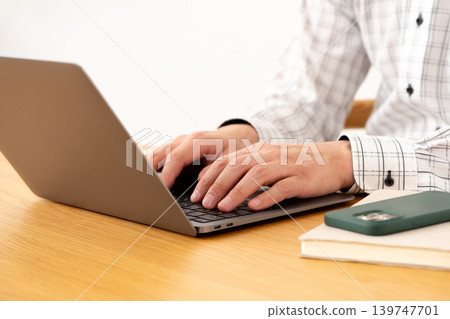 PC man at hand 139747701